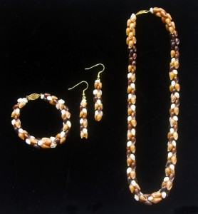 Ni‘ihau jewelry in the ponapona style 